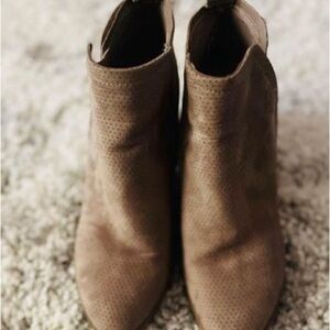 Women’s Booties. 
Tan.
Size 9• 1/2